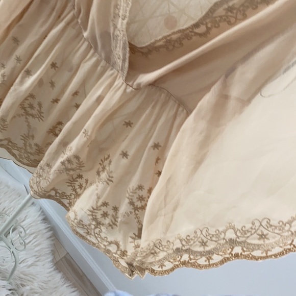 FOREVER 21 Embroidered Flutter Sleeve Top - Size Large - Picture 9 of 10